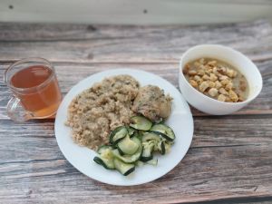 Zdjęcie przedstawia Dietę łatwostrawną:  Zupa krem z białych warzyw Udziec z kurczaka wolno gotowany z ziołami  Sos ziołowy  Kasza jęczmienna/sypko Cukinia gotowana Kompot owocowy z jabłkami Grzanki pszenne